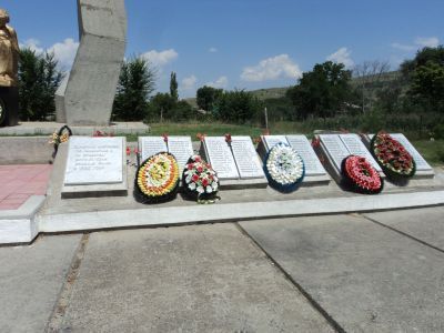 Братская могила воинов Советской Армии, погибших в боях 1942 - 1943 гг.