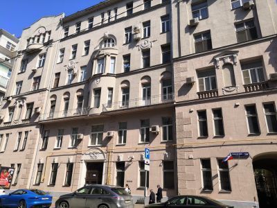 Доходный дом И.С.Баскакова, 1912-1913 гг., архитектор О.Г.Пиотрович. Здесь в 1917-1918 гг. в квартире № 2 жил и работал писатель И.А.Бунин