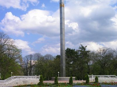 Памятный знак, установленный в честь 50-летия Советской власти