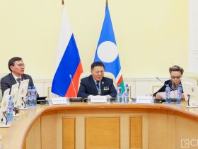 В Якутске с 75-летием поздравили заслуженного экономиста России Владимира Птицына