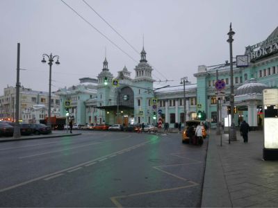 Белорусский вокзал, 1870 г., 1909 г., инж. Струков И.И., 1976 г. (реконструкция). В период Великой Отечественной войны 1941-1945 гг. - место проводов на фронт частей народного ополчения и встречи советских воинов-победителей