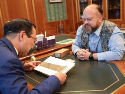 Айсену Николаеву показали найденные в Якутске старинные берестяные грамоты