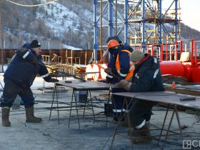 Почему спуск коффердама на реку Лену отложили на весну 2026 года, объяснили строители