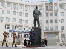 В Якутске ко Дню республики возложили цветы к памятнику Максиму Аммосову