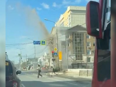В Якутске забил фонтан грязной воды высотой в несколько этажей