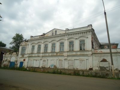 Историко-архитектурный памятник (здание Ремстройуправления). В 1918 году в здании размещался Сарапульский Комитет РКП(б) и исполком Сарапульского уездного Совета рабочих, крестьянских и солдатских депутатов