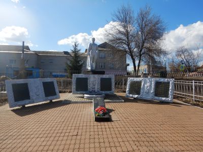Братская могила советских воинов, погибших в боях с фашистскими захватчиками в 1943 году. Захоронено 9 человек, имена 5 человек установлены. Скульптура советского воина