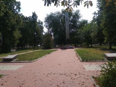 Братская могила воинов Советской Армии, погибших в 1943 году. Захоронено 17 человек, установлено фамилий на 15 человек. Скульптура установлена в 1958 году