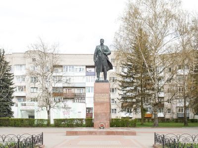 Памятник дважды Герою Советского Союза генералу армии И.Д. Черняховскому (ск. Б.В. Едунов, арх. М.Д. Насекин)