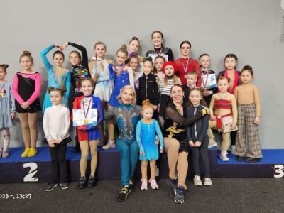 Более 70 фигуристов вышли на лед "Кимберлита"