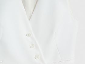 Жилет с ассиметричной застёжкой на пуговицы, Белый