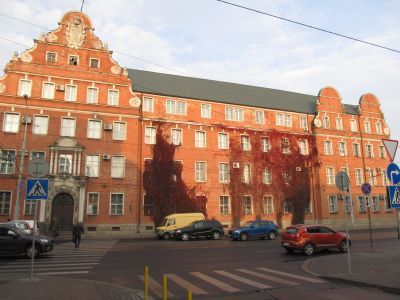Здание полицайпрезидиума с рельефами (ск. С. Кауэр)