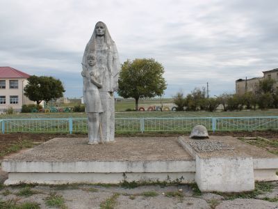 Могила советского воина В.А. Гавриша и памятный знак в честь воинов-односельчан, погибших в годы Великой Отечественной войны