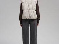 Утепленный жилет с искусственным наполнителем