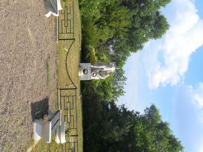 Братская могила 64 советских воинов, погибших в 1941 и 1943 гг. в боях с немецко-фашистскими захватчиками