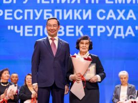 Айсен Николаев наградил 50 якутян премией «Человек труда»