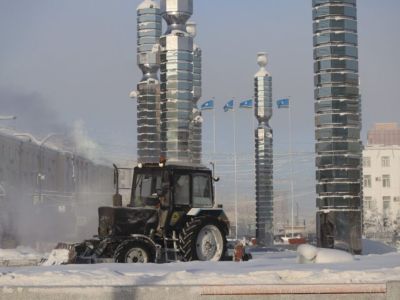 60 единиц техники расчищают улицы Якутска после снегопада