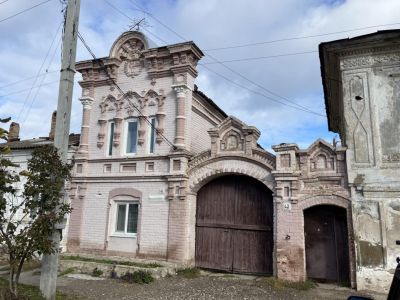 Флигель с въездной аркой и калиткой