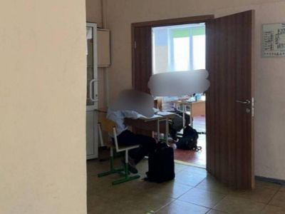 В школе Якутска ученика выставили с урока в коридор вместе с партой