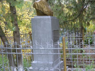 Памятник В.Эмирову