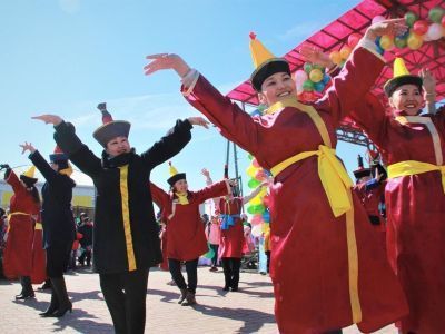 Жители Усть-Алданского улуса вышли на парад в национальных костюмах народов мира