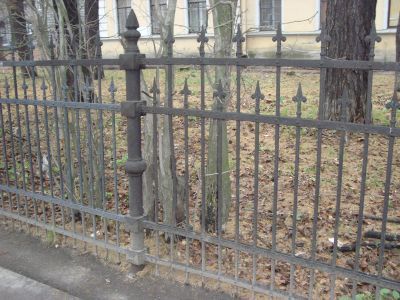 Сад с оградой