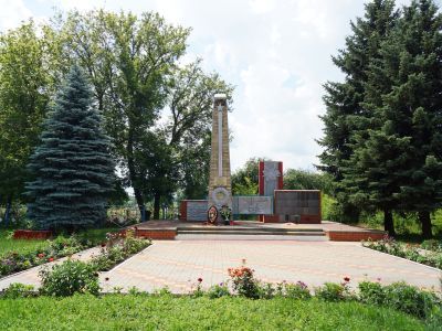 Братская могила советских воинов, погибших в боях с фашистскими захватчиками в 1943 году. Захоронено 279 человек, имена установлены. Скульптура советского воина. Обелиск