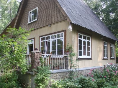 Дача № 15, где в 1948-1985 гг. жил и работал Герой Социалистического труда, народный артист СССР, член корреспондент Академии педагогических наук, лауреат Ленинской и Государственных премий СССР, профессор, кинорежиссер Герасимов Сергей Апполинариевич; в 