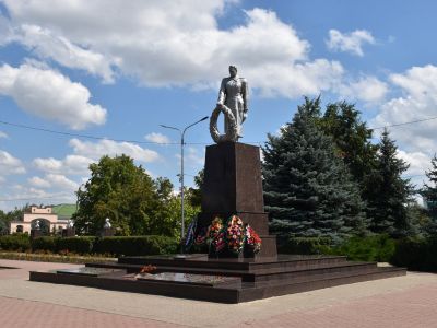 Братская могила советских воинов, погибших в боях с фашистскими захватчиками в 1943 году. Захоронено 72 человека, установлены имена 19 человек