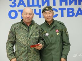 Якутянам вручили нагрудные знаки союза добровольцев Донбасса