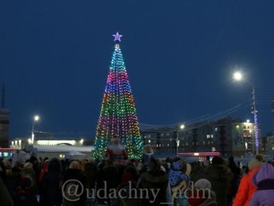 В Удачном зажгли огни главной елки