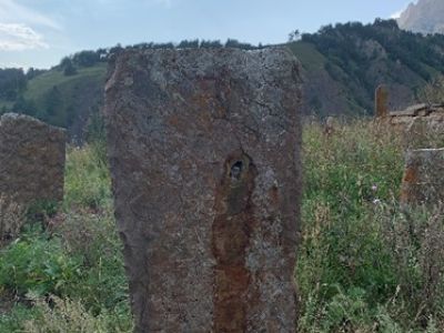 Стела № 8 раннемусульманского кладбища № 3 архитектурного комплекса "Мусийкъонгийкоте"