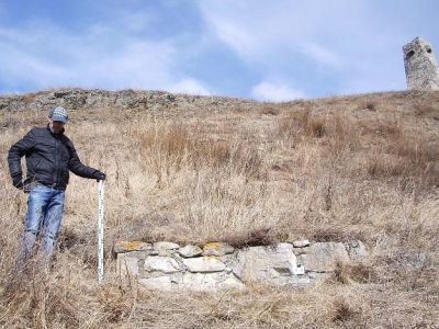 Склеп полуподземный с гладкой фасадной стеной 24