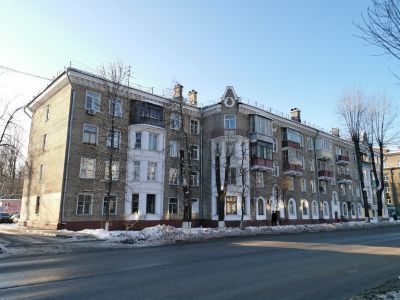 Жилой дом с магазином на первом этаже, 1953 г., архитектор Л.П. Гулецкая, Здесь жили Главный конструктор ОКБ-2 (КБ Химмаш им. Исаева) В.Н. Богомолов; летчик-космонавт, Советник Президента РКК «Энергия», дважды-герой СССР А.П. Александров