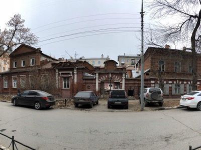 Городская усадьба: 1. Главный дом с мезонином, 1890-е гг., 2. Доходный дом, 1900-е гг., 3. Арочные ворота, 1890-е гг.