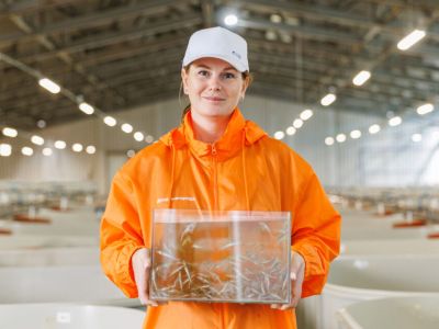 Нефтяники выпустили молодь ценных видов рыб в Лену и Иртыш