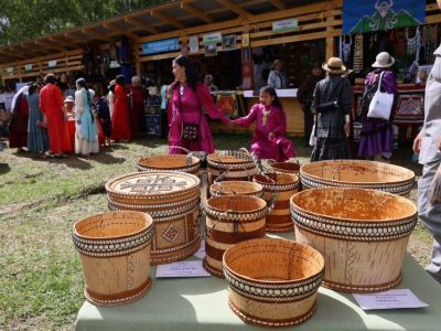 Уникальные ручные изделия представили народные мастера на Ысыахе Олонхо в Амге