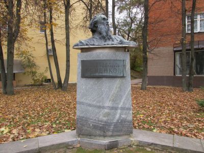 Бюст С.Т. Коненкову, автопортрет, установлен в ознаменование 100-летия со дня рождения скульптора