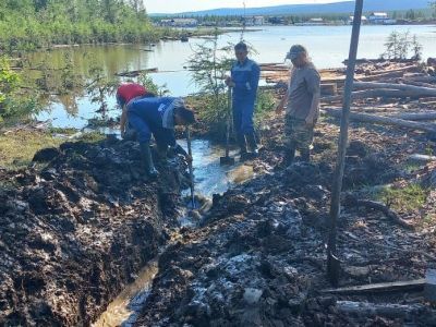 Бойцы студотряда провели работы по отведению воды с затопленных территорий в Верхоянском улусе
