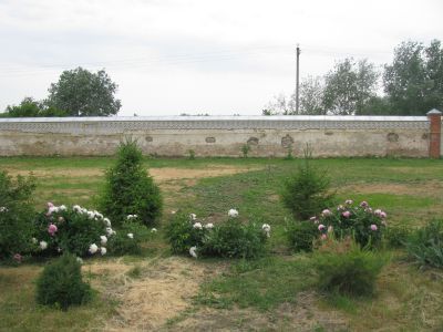 Каменная стена по периметру территории