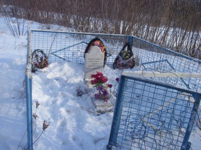 Могила неизвестного советского летчика и мирных жителей, казненных оккупантами