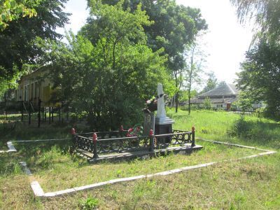 Братская могила советских воинов, погибших в борьбе с немецко-фашистскими захватчиками в 1941-1943 гг. Установлен обелиск