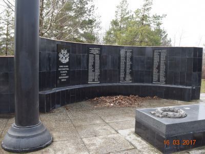 Братская могила 3 советских воинов, погибших в боях с фашистскими захватчиками