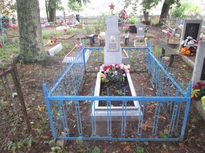 Могила советского летчика Драгунова Алексея Иосифовича, погибшего в бою с немецко-фашистскими захватчиками в 1943 г. Установлен обелиск