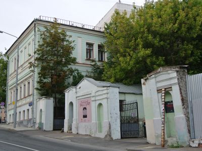 Городская усадьба А.И.Тессина-Н.Ф. и Э.А.Островских-С.К.Марк, XIX в., архитектор В.А. Коссов. Здесь, в клинике лечебного питания, в 1930-1952 гг. работал врач, профессор М.И.Певзнер