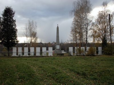 Братское захоронение советских воинов, погибших в 1941-44 гг.; здесь же захоронен Герой Советского Союза Эрджигитов Туйчи (1921-1943)