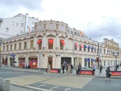 Доходный дом с гостиницей и магазинами, конец XVIII в. - середина XIX в., 1881 г., 1893 г., 1914-1916 гг., архитекторы А.Е.Вебер,  С.В.Дмитриев, В.П.Гаврилов, Л.А.Веснин, гражданский инженер С.И.Титов. В гостинице останавливались писатель Л.Н.Толстой, ком