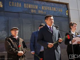 К мемориальной доске воинам-журналистам Якутии возложили цветы