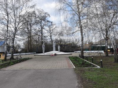 Памятник воинам-землякам, погибшим в боях с фашистскими захватчиками