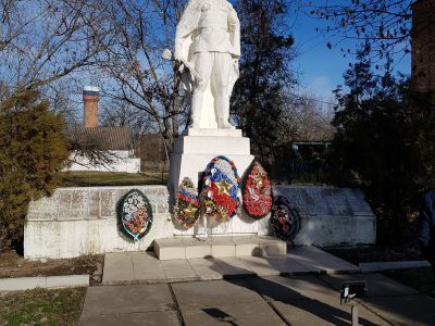 Братская могила. Похоронено 2 человек. Фамилии известны